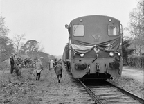 128626 Afbeelding van een extra trein, getrokken door de diesel-electrische locomotief nr. 2266 (serie 2200/2300) van ...